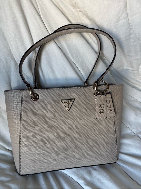 Guess Handbags - Guess Noelle Bag 🤎🤍